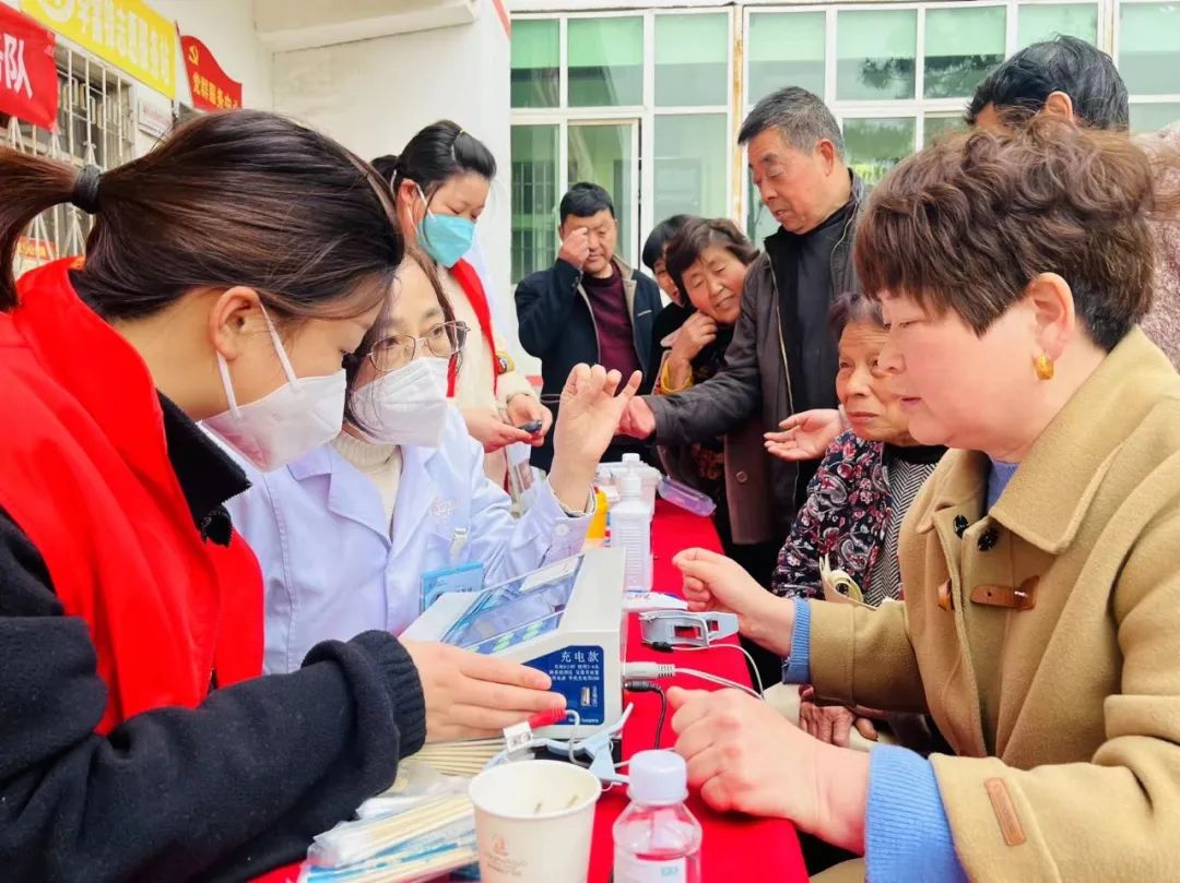 中共鄭州美中商都婦產(chǎn)醫(yī)院黨支部黨員志愿者走進(jìn)垌頭村