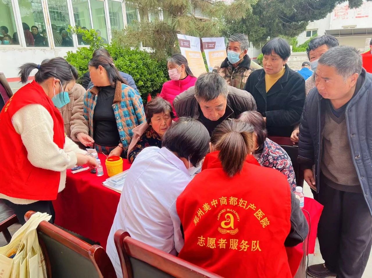 中共鄭州美中商都婦產(chǎn)醫(yī)院黨支部黨員志愿者走進(jìn)垌頭村